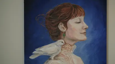 Pintura «Autorretrato com uma Pomba» de Olesia Shelkovenko — pormenor
