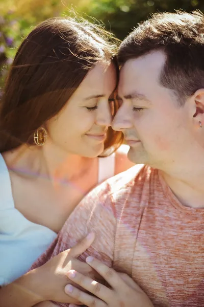 Grande plano do casal em luz quente de fim de tarde, rostos quase encostados — Olesia Shelkovenko