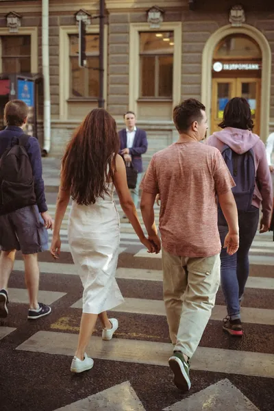 O casal a atravessar na passadeira, entre transeuntes — Olesia Shelkovenko