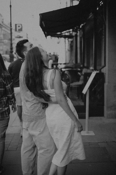 O casal abraçado no passeio, junto à montra de um café, a preto e branco — Olesia Shelkovenko