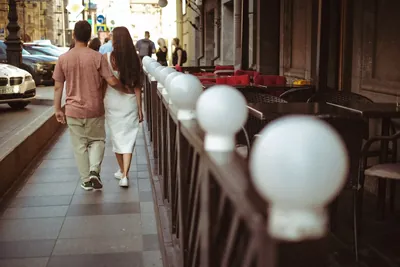 O casal a afastar-se pelo passeio, visto de costas — Olesia Shelkovenko