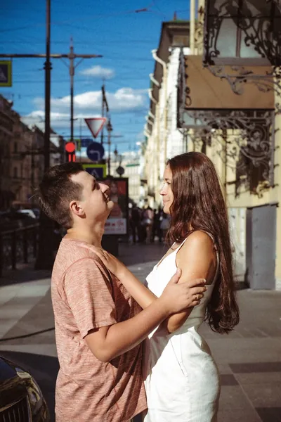 O casal a rodopiar abraçado no meio da rua — Olesia Shelkovenko