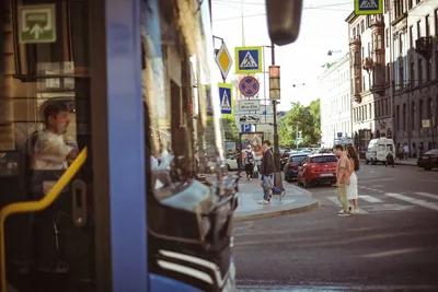 Vista da rua a partir da janela de um transporte urbano — Olesia Shelkovenko