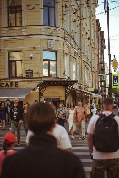 O casal numa rua movimentada, junto à esplanada de um café — Olesia Shelkovenko