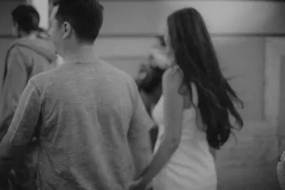 O casal a olhar um para o outro, a preto e branco — Olesia Shelkovenko