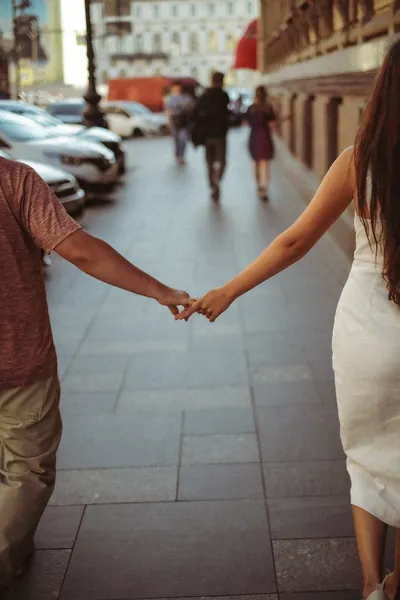 O casal a caminhar pela rua, de mãos dadas atrás das costas — Olesia Shelkovenko