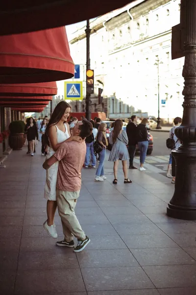 O casal na rua, sob toldos vermelhos — Olesia Shelkovenko