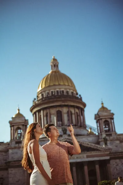 Um beijo com a cúpula da catedral ao fundo — Olesia Shelkovenko